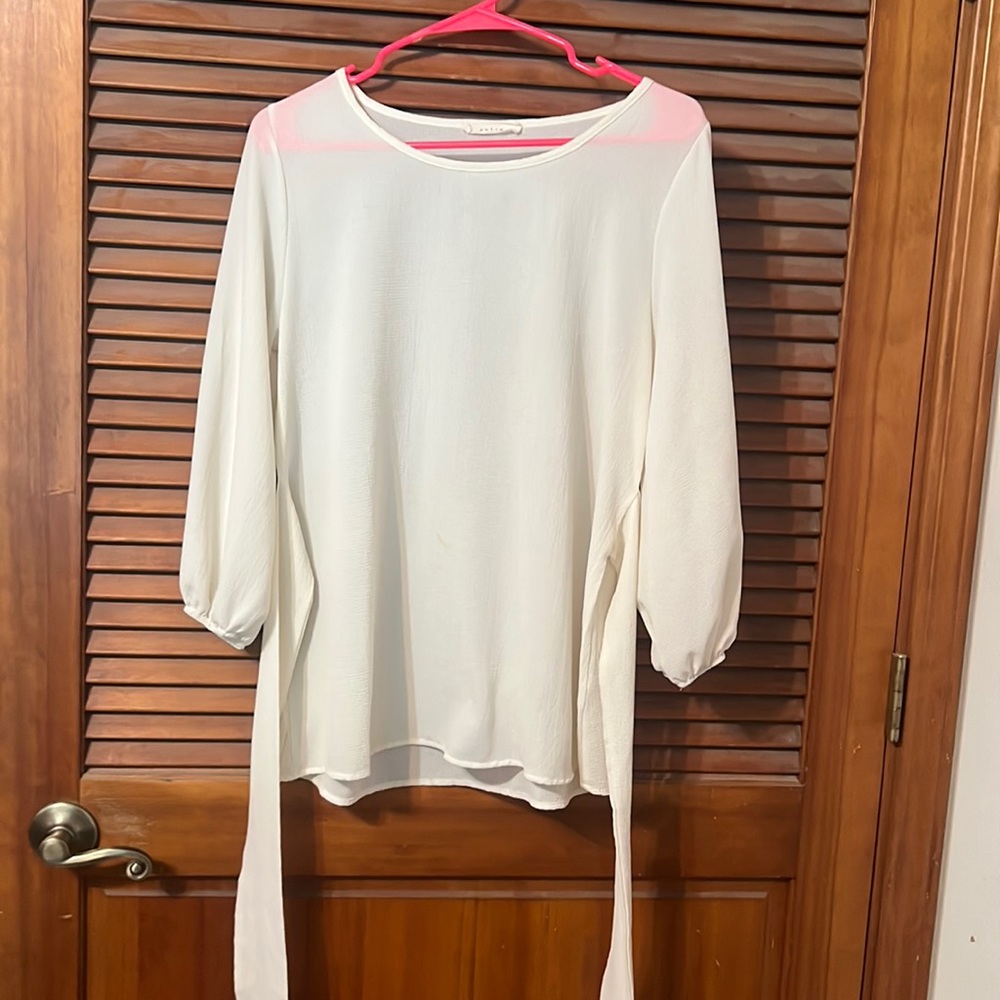 Size medium cream flowy top